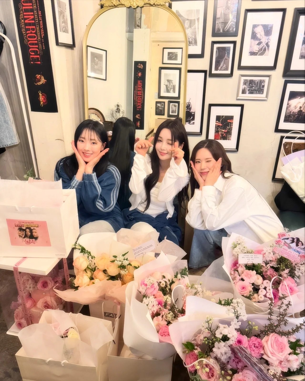 씨야 팬미팅 백스테이지, 데님 캐주얼 룩 + 팬 꽃다발 / 사진=남규리 인스타그램 (@nam_gyuri)