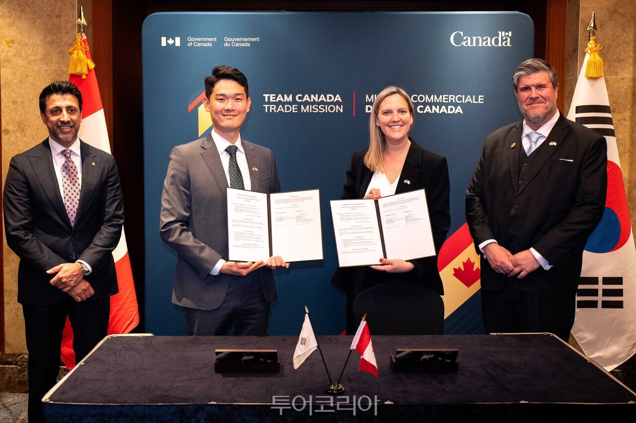 지난 1일 오후 서울 소공동 롯데호텔에서 진행된 협약식에서 마닌더 시두 캐나다 국제통상부 장관(사진 왼쪽부터), 주진명 마이리얼트립 CFO, 캐롤린 세갱 캐나다관광청 산업 발전 및 기업 사무 담당 수석 부사장, 필립 라포튠 주한 캐나다 대사가 기념 촬영을 하고 있다 /사진=마이리얼트립