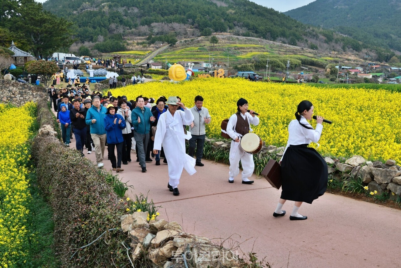 "완도 청산도 슬로걷기 축제 개막 행사 중 하나인 나비 날리기 퍼포먼스 유개꽃이 핀 슬로길을 걷는 사람 완도 청산도 슬로걷기 축제 개막 행사 중 하나인 서편제 소리 마당 / 사진-완도군