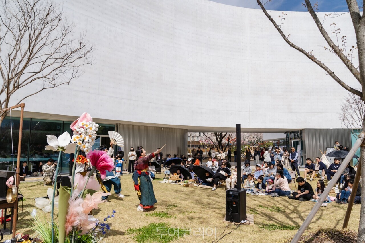 지난 4~5일 열린 진주실크로드 아트페스타. 베틀 공연 누에생태체험 장터 체험 /사진-진주