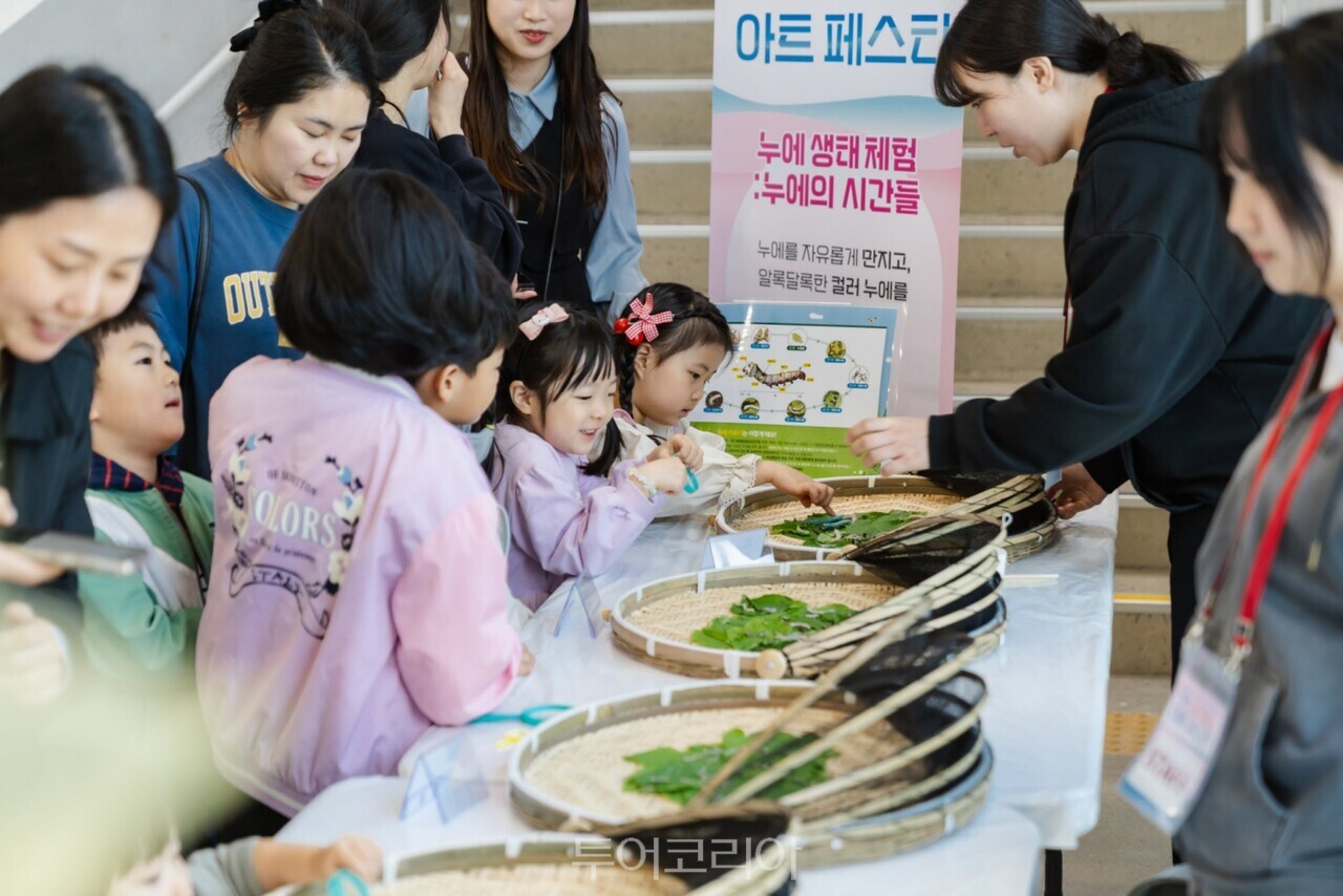 지난 4~5일 열린 진주실크로드 아트페스타. 베틀 공연 누에생태체험 장터 체험 /사진-진주