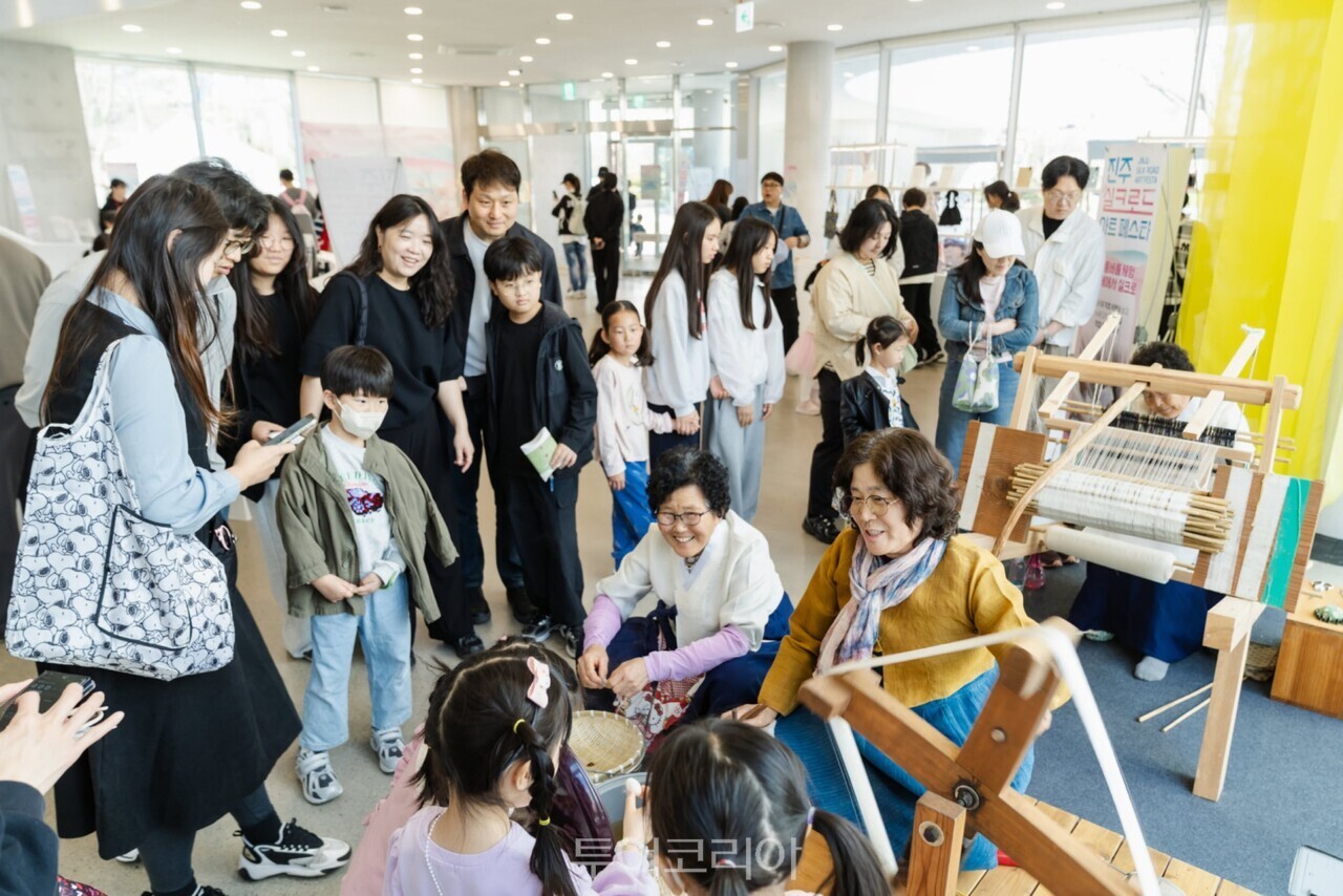 지난 4~5일 열린 진주실크로드 아트페스타에서 베틀 짜기 시연이 열렸다.  /사진-진주시