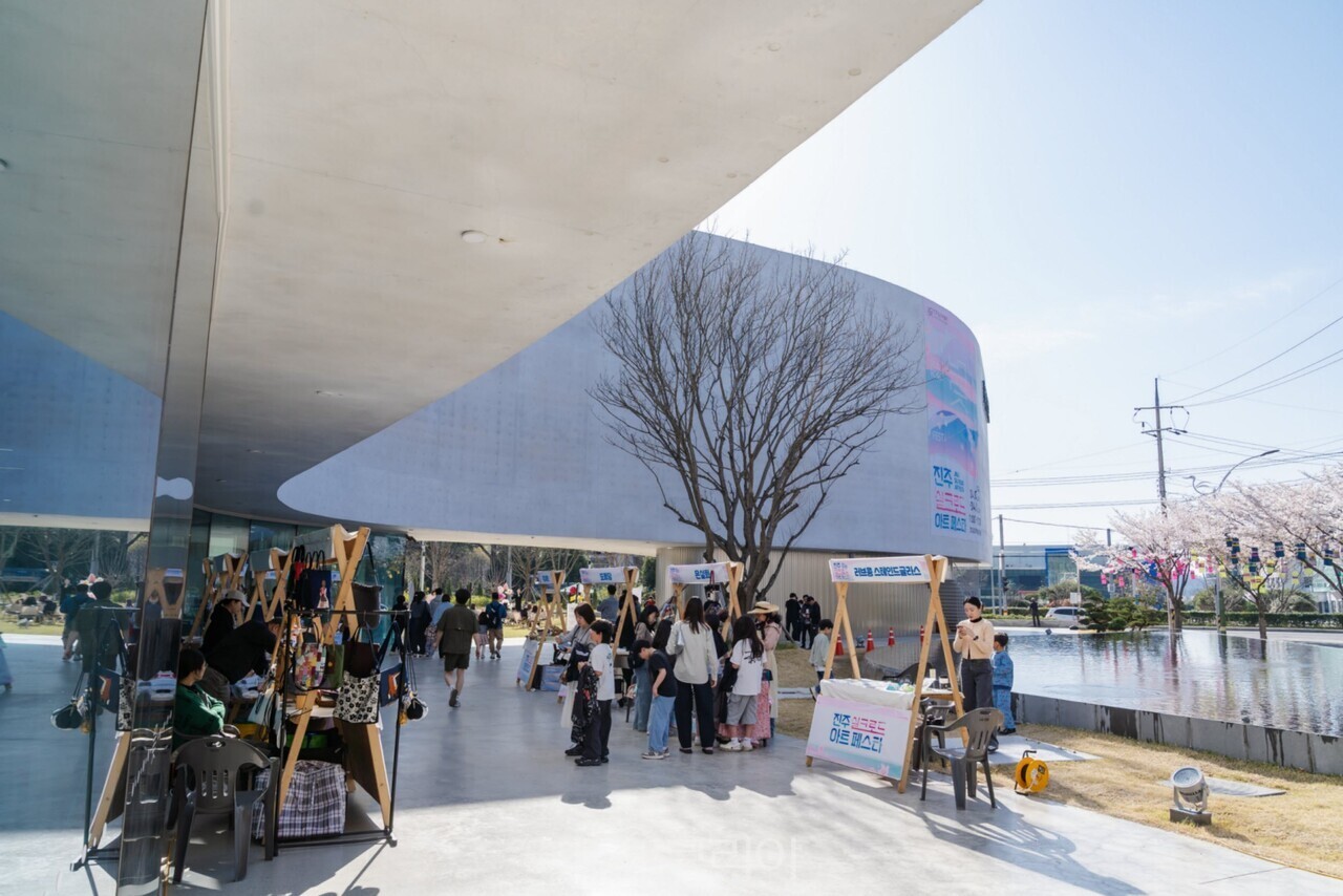 지난 4~5일 열린 진주실크로드 아트페스타에서 지역 플리마켓이 열렸다. /사진-진주시