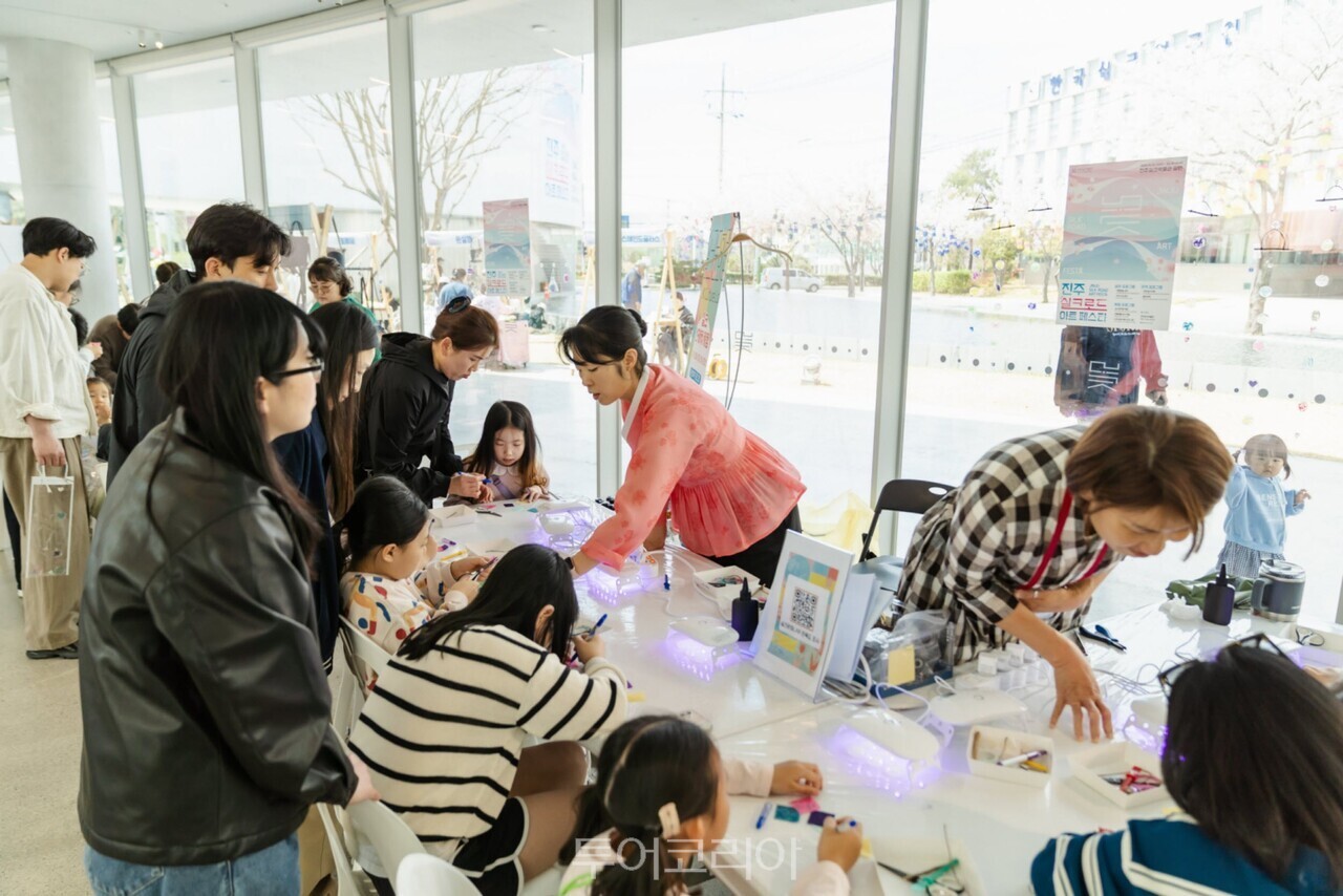 지난 4~5일 열린 진주실크로드 아트페스타에서 체험하며 즐거워 하는 아이들 /사진-진주