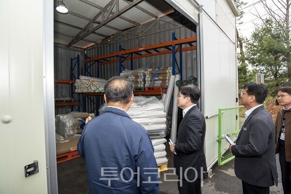 김병수 김포시장이 최근 불안정한 중동 정세 장기화로 인한 글로벌 공급망 위기에 선제적 대응으로 6일 종량제봉투 공급처를 찾아 현장행정을 실시하고 있다.