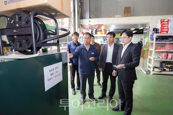 김병수 김포시장이 최근 불안정한 중동 정세 장기화로 인한 글로벌 공급망 위기에 선제적 대응으로 6일 신김포농협 영농자재지원센터를 찾아 현장행정을 실시하고 있다.