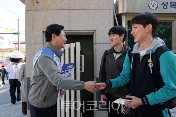 교통안전 캠페인 중 학생과 인사하는 이상일 용인시장/투어코리아뉴스 정명달 기자