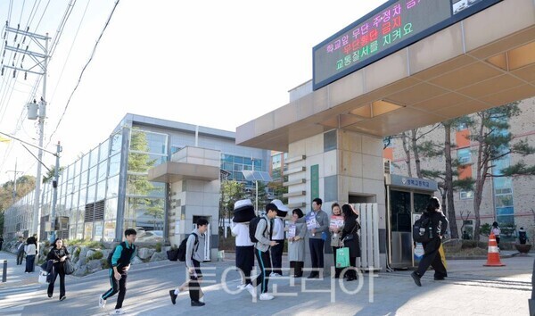 학교 앞에서 캠페인 펼치는 이상일 시장/투어코리아뉴스 정명달 기자