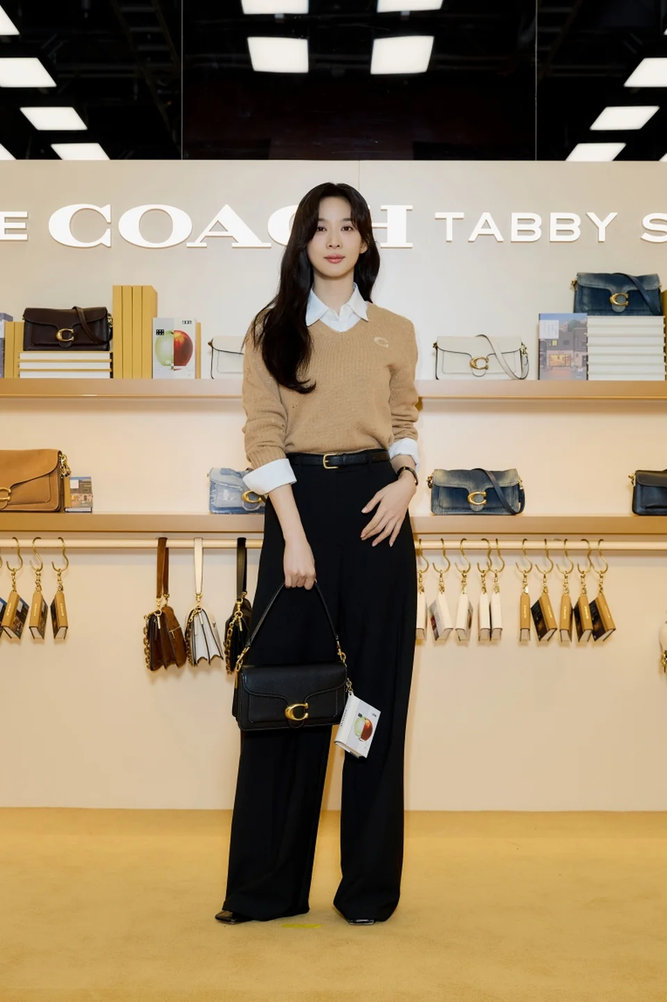 /사진=코치, 더현대 서울에 '스프링 태비샵' 오픈...2026 봄 캠페인 기념