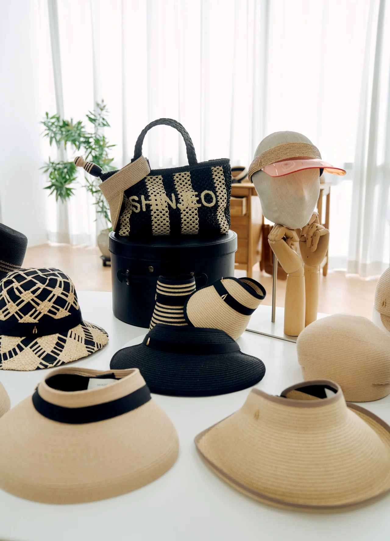 /사진=신저, 2026 S/S 컬렉션 프리뷰 진행…이현이 참석해 신제품 조명