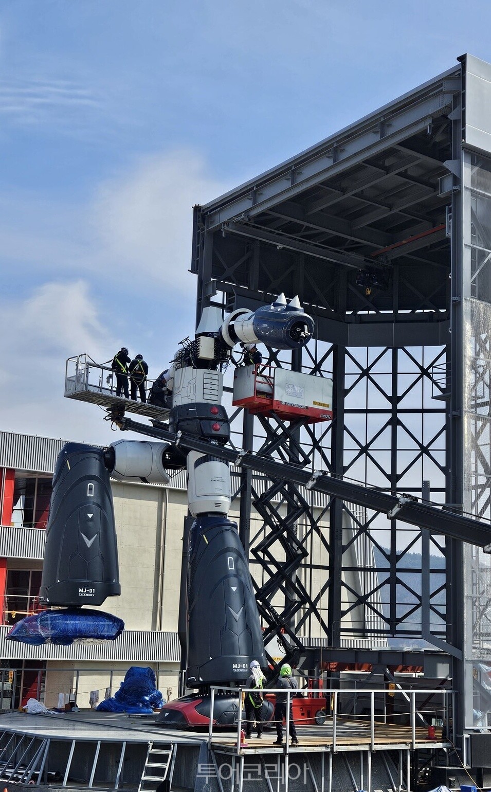 오는 9월 무주반딧불 축제에 맞춰 일반에 공개할 예정인 '움직이는 로봇태권브이' 조립이 한창이다/사진=유경훈 기자