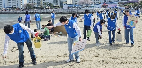 지난 5일 광안리에서 신천지자원봉사단 부산서부지부가 '플라스틱 제로' 캠페인을 진행한 가운데 쓰레기를 수거하고 있다/사진제공=신천지자원봉사단 부산서부지부.