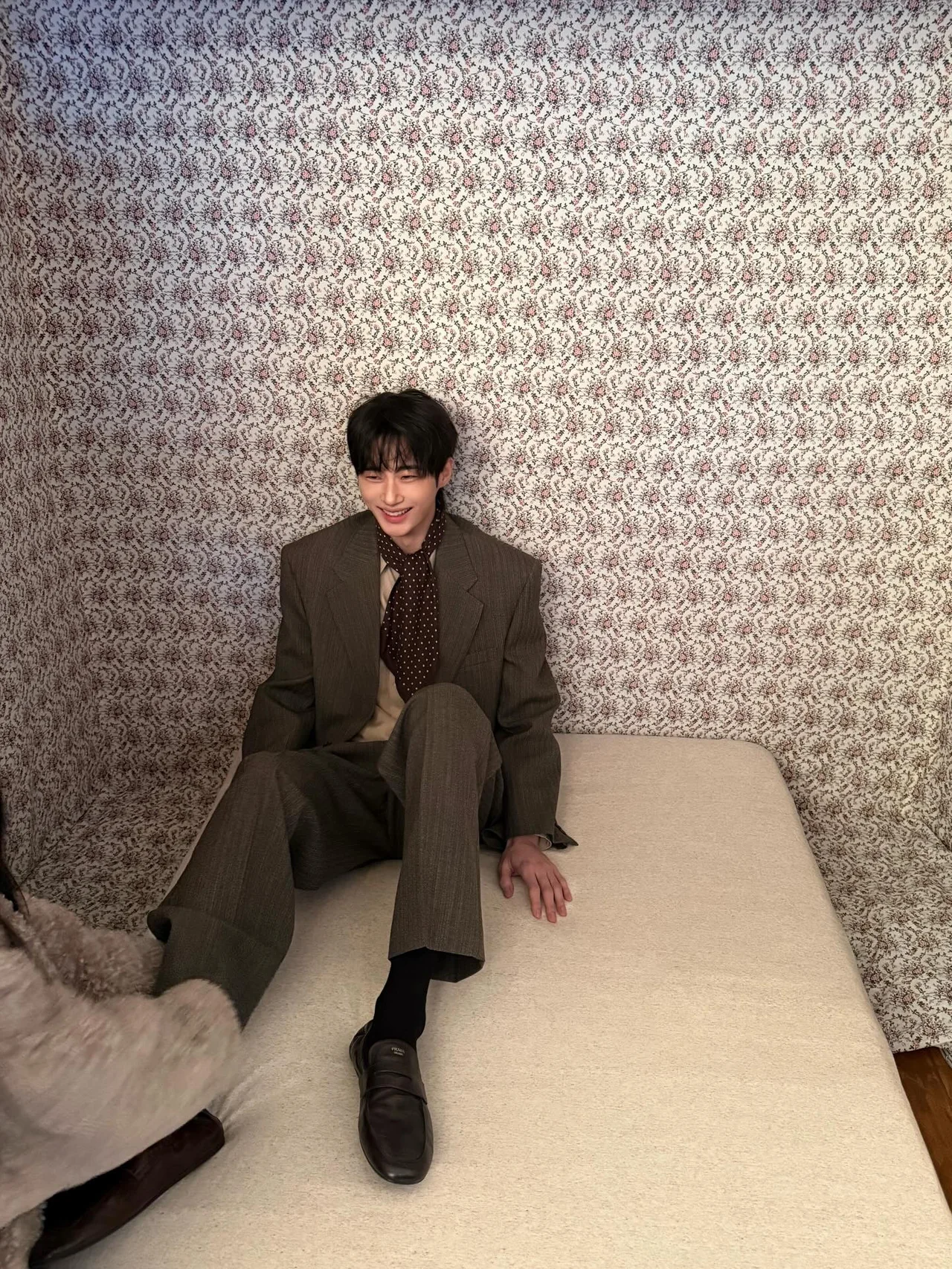 다크 그레이 헤링본 오버핏 수트 + 폴카닷 브라운 타이 + 슬립온 슈즈 빈티지 포멀 코디 / 사진=변우석 인스타그램 (@byeonwooseok_official)