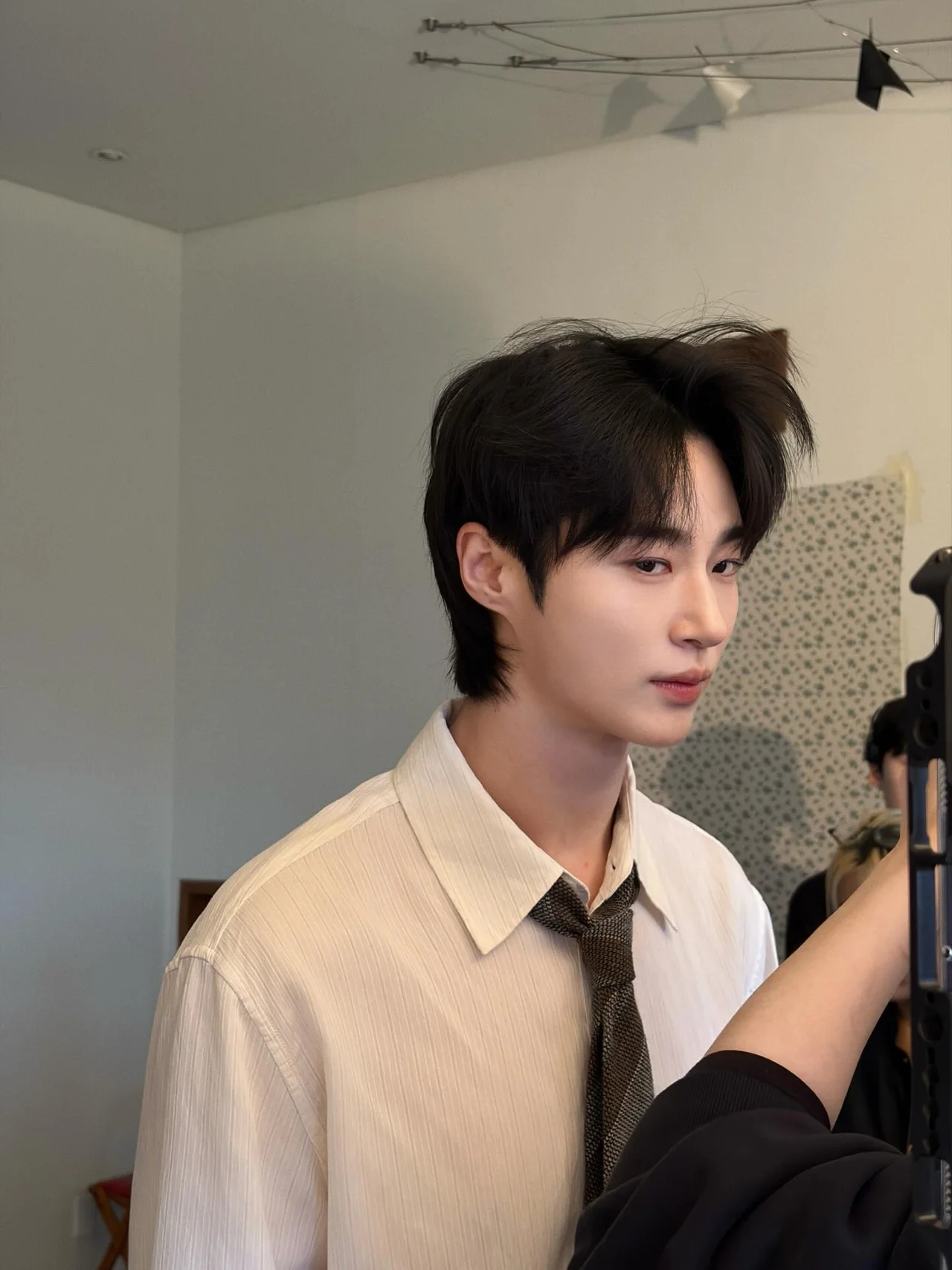 크림 셔츠 + 올리브 타이 측면 클로즈업 / 사진=변우석 인스타그램 (@byeonwooseok_official)