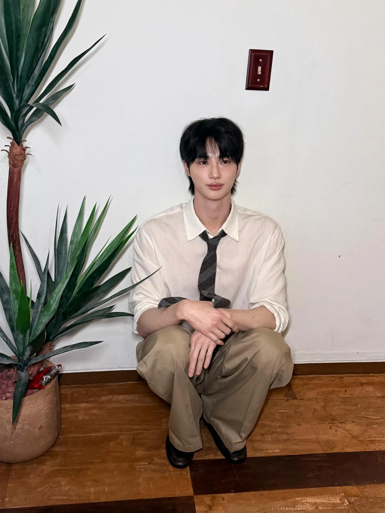 크림 코듀로이 오버핏 셔츠 + 올리브 니트 타이 + 카키 와이드 팬츠 캐주얼 포멀 코디 / 사진=변우석 인스타그램 (@byeonwooseok_official)