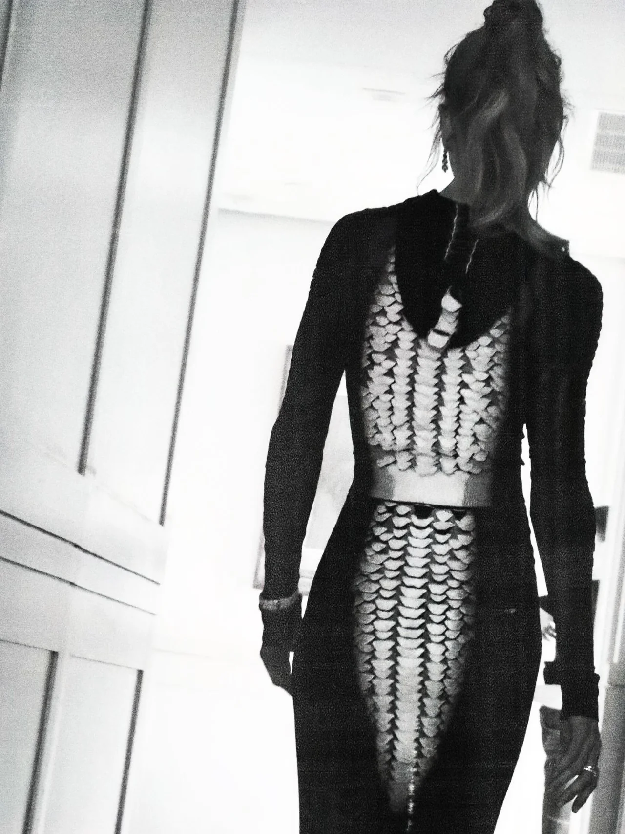 스케일 패턴 블랙 드레스의 전면 디테일 클로즈업 흑백 컷 / 사진=니콜 키드먼 인스타그램