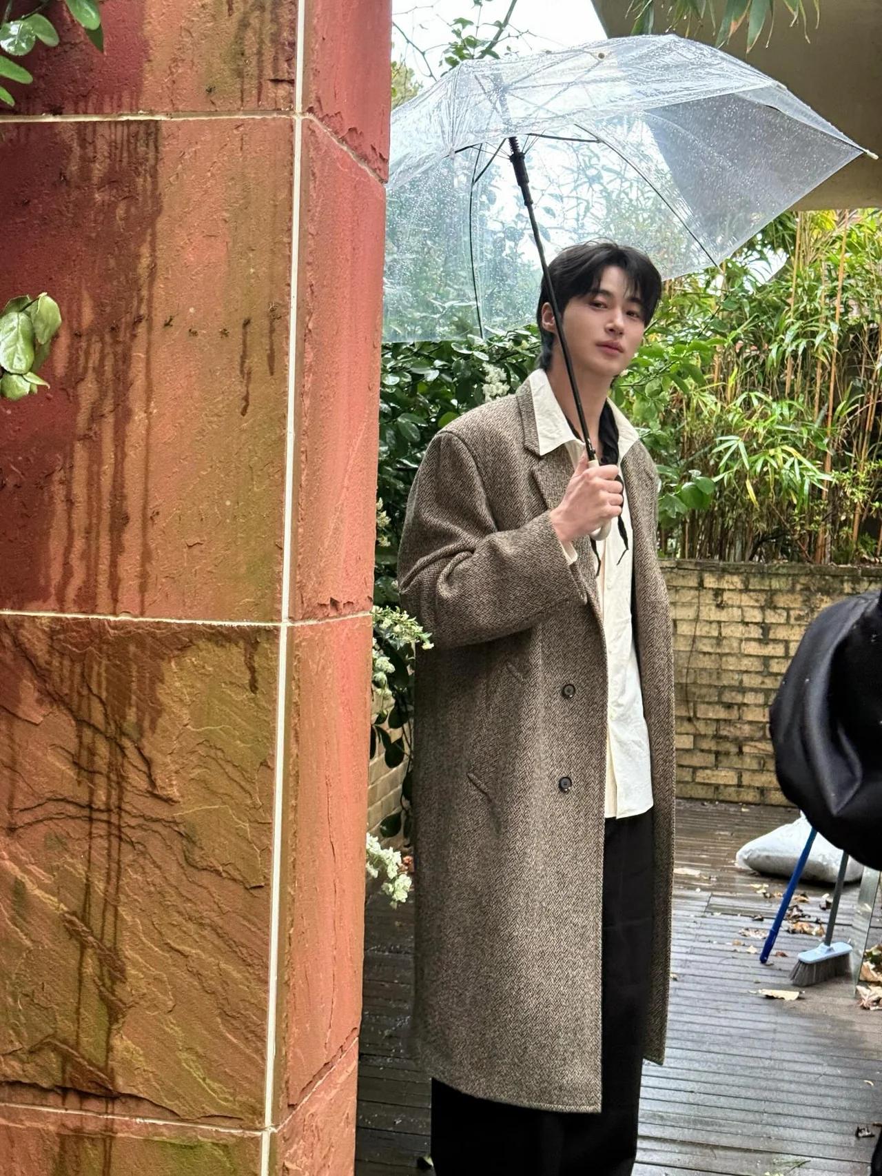 헤링본 미디 코트 + 크림 셔츠 + 투명 우산 레이니 데이 코디 / 사진=변우석 인스타그램 (@byeonwooseok_official)