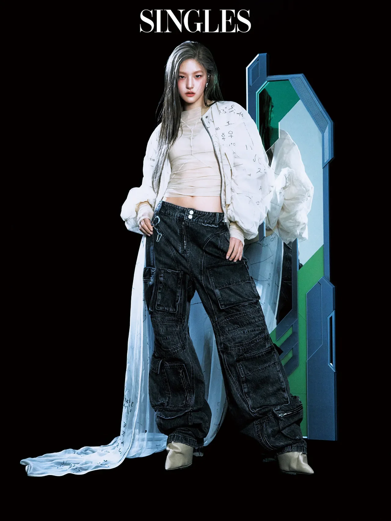 블랙 레더 재킷·골드 메탈릭 미니·시어 레깅스 레이어드 룩을 선보인 하늘의 단독 화보 / 사진=싱글즈 4월호 화보 (ⓒ싱글즈)