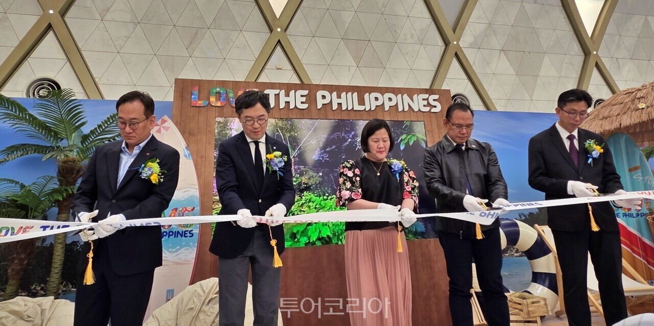 필리핀관광부와 롯데면세점 관과자가 필리핀 관광부 팝업 스토어 오픈 테이프 컷팅을 하고 있다./사진-투어코리아