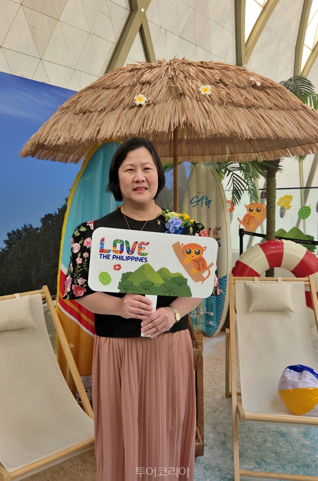 버나뎃 테레즈 C. 페르난데스 주한 필리핀 대사가 팝업부스에서 기념사진을 찍고 있다. /사진-투어코리아