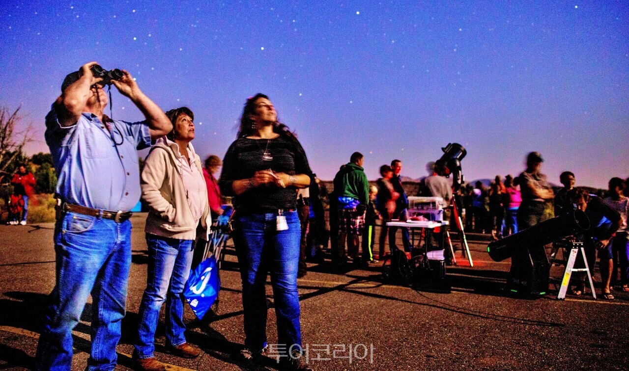 유타주에서 별여행을 즐기는 여행자들ⓒ Bettymaya Foott /사진-유타관광청