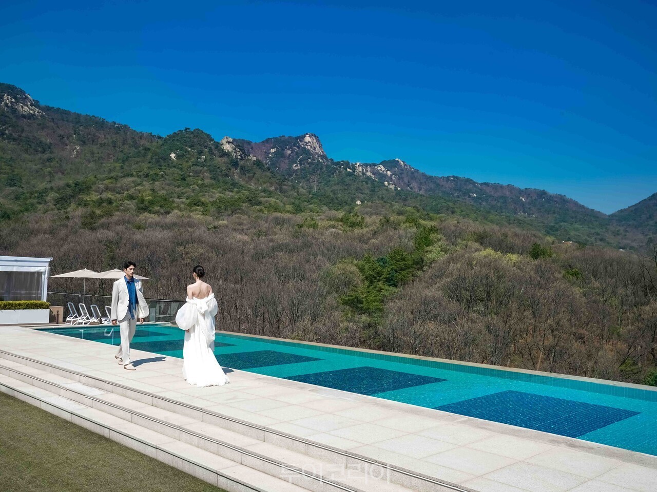 안토 인피니티풀에서 서로 마주 보고 있는 신랑과 신부/ 사진- 안토