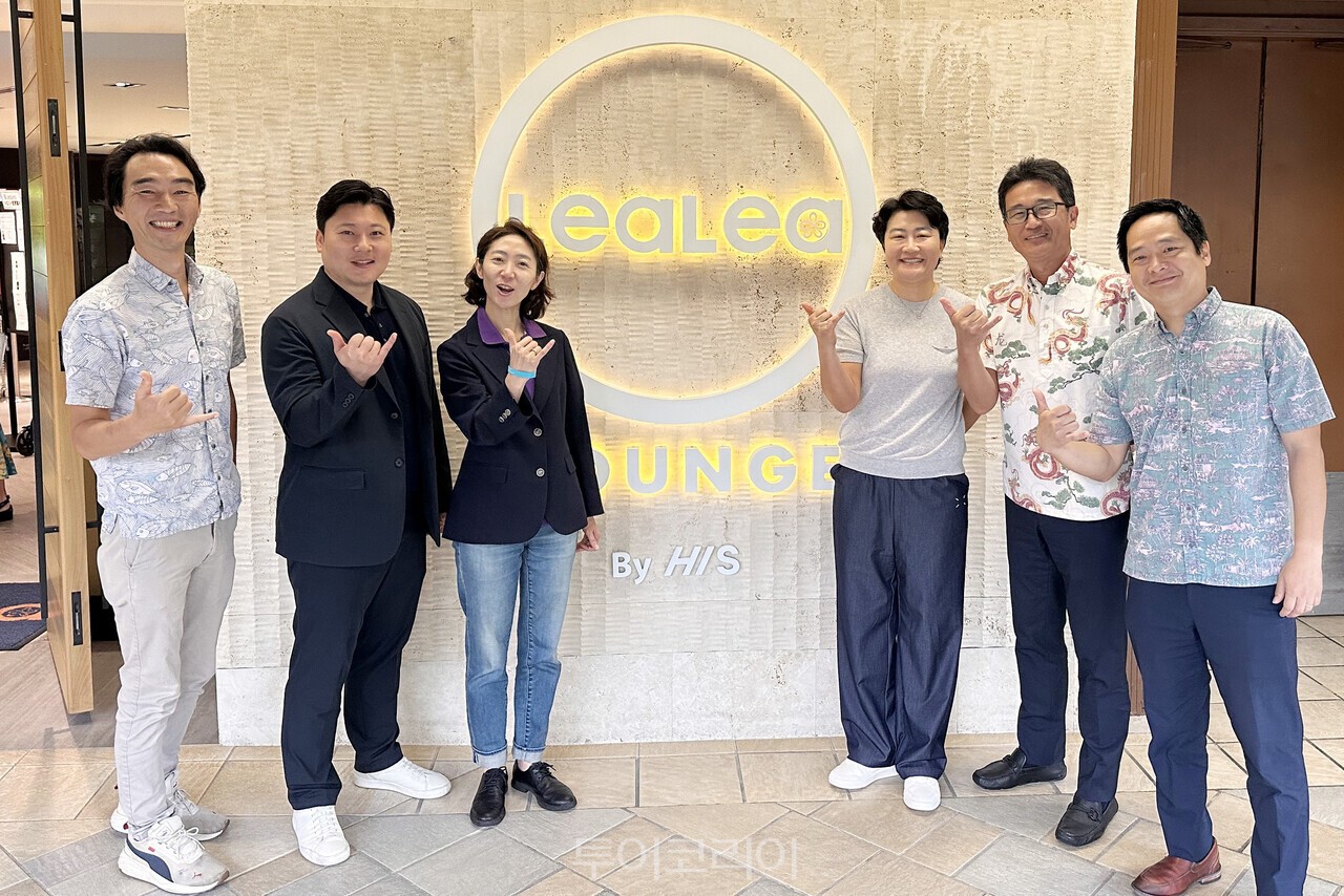 송미선 하나투어 대표(사진 왼쪽 세번째)가 하나투어와 H.I.S. 관계자들과 함께 하와이 와이키키 레아레아 라운지 앞에서 기념촬영을 하고 있다. / 사진- 하나투어