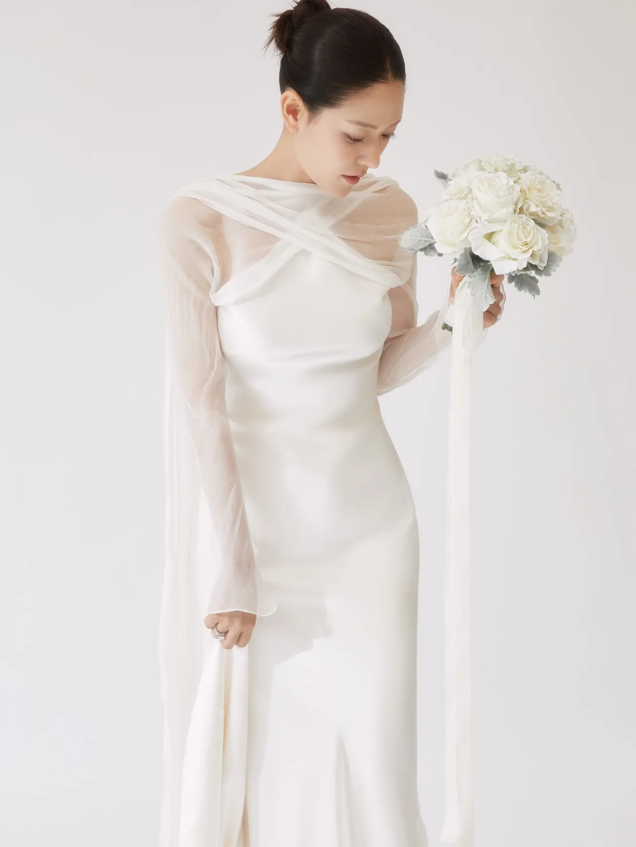 화이트 새틴 피시테일 드레스 + 시스루 크로스 튤 오버레이 긴 소매, 번 업스타일, 화이트 로즈 부케 / 사진=박은영 인스타그램