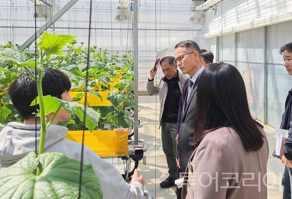 ▲송무경 공주시장 권한대행이 임대형 스마트팜 사업 현장을 찾아 현장 애로사항을 직접 청취하고 있다. /사진-공주시