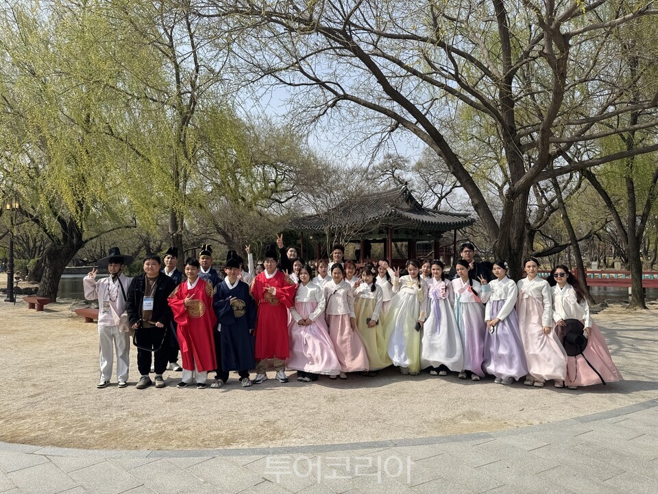 전주대학교에 재학중인 외국인 유학생들 광한루원에서 한복 입기 체험/사진=남원시