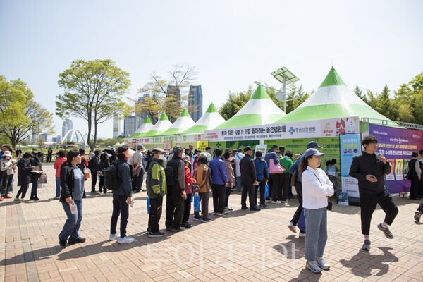 11일 울산 건강박람회에 참여한 울산시민들/사진-투어코리아 김교환 기자