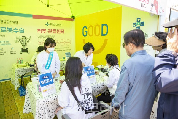울산건강박람회에 참가해 간단한 무료 검진을 받는 시민들./사진-투어코리아 김교환 기자
