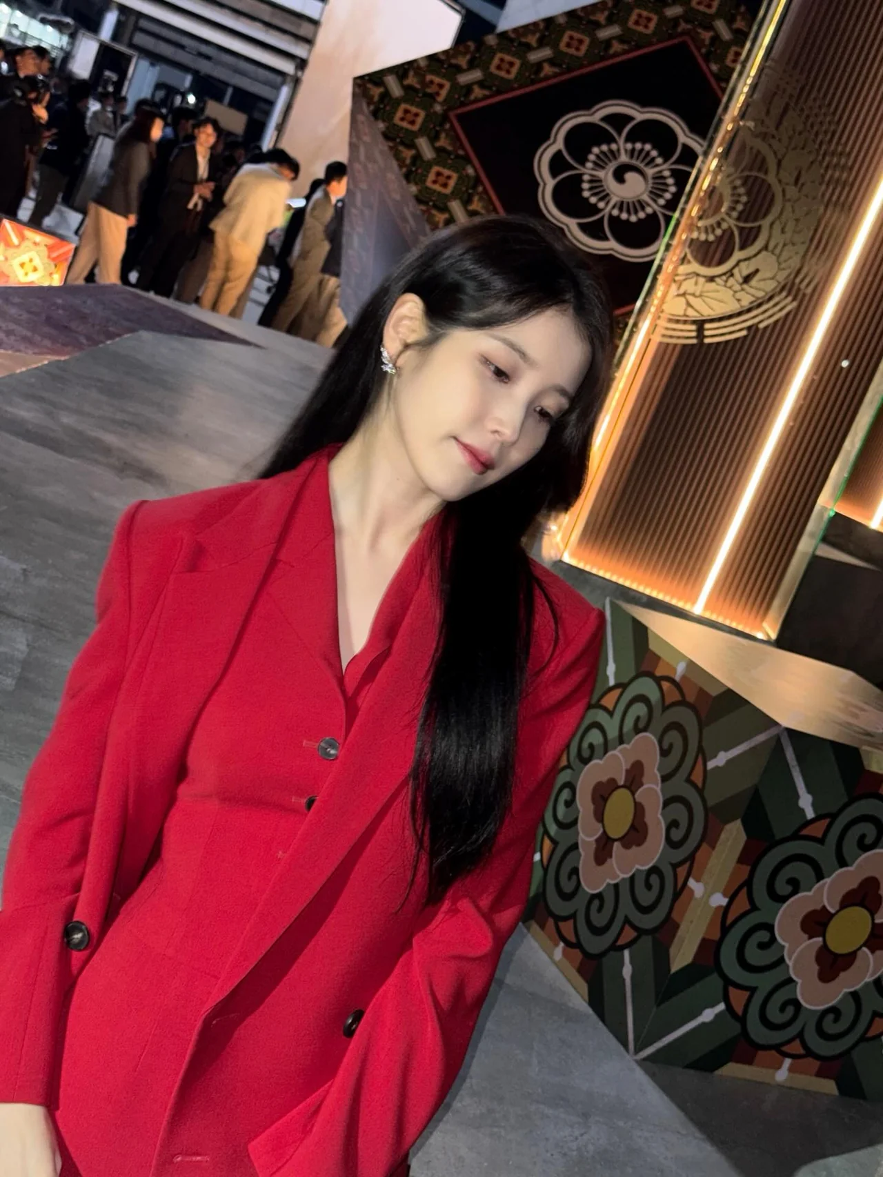 레드 블레이저 + 화이트 레이스업 부츠 + 화이트 클러치 드라마 세트장 전신 컷 / 사진=아이유 인스타그램 (@dlwlrma)