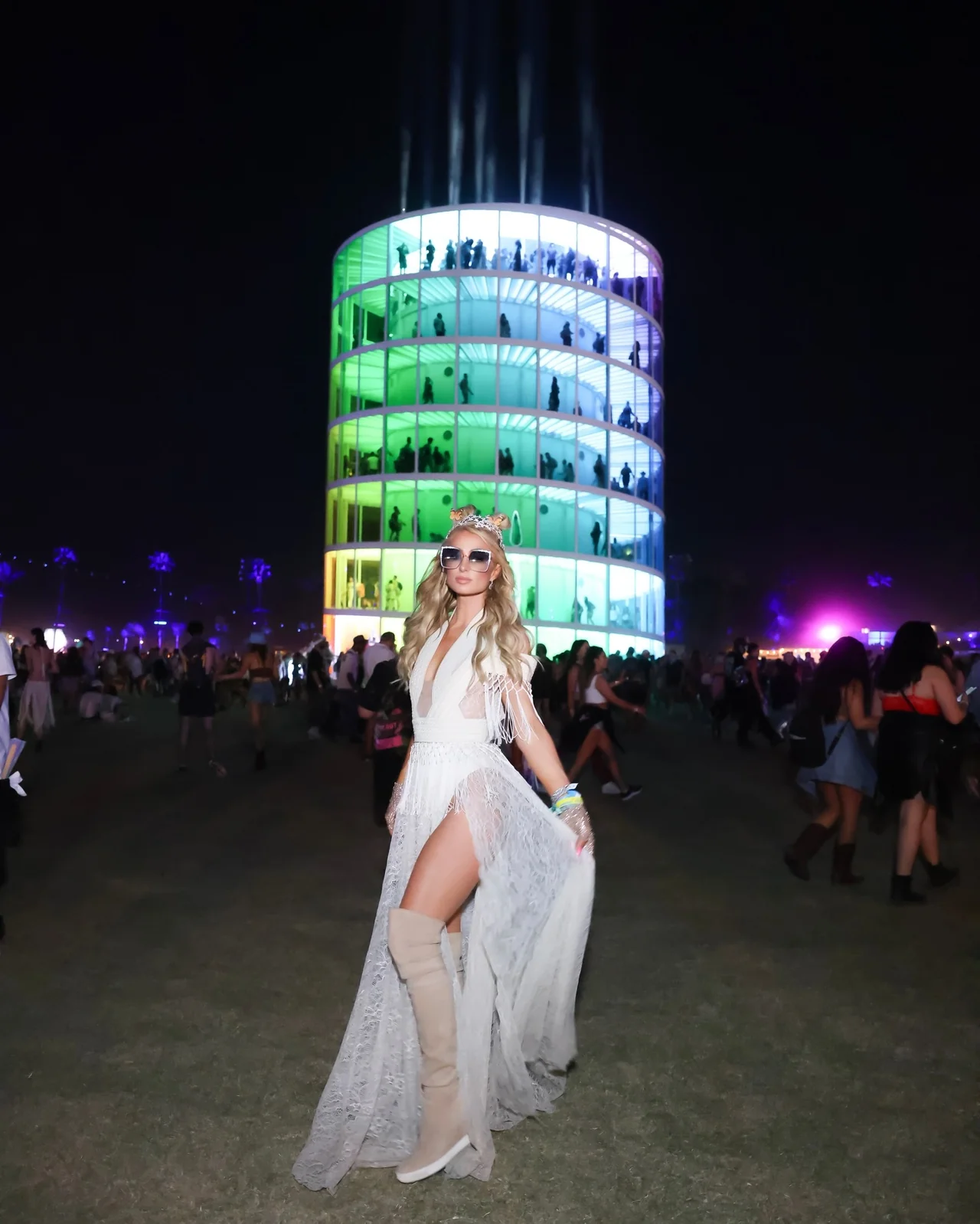 화이트 레이스 딥넥 프린지 맥시 드레스, 베이지 오버니 부츠, 코첼라 나이트 룩 / 사진=파리스 힐튼 인스타그램 (@parishilton)