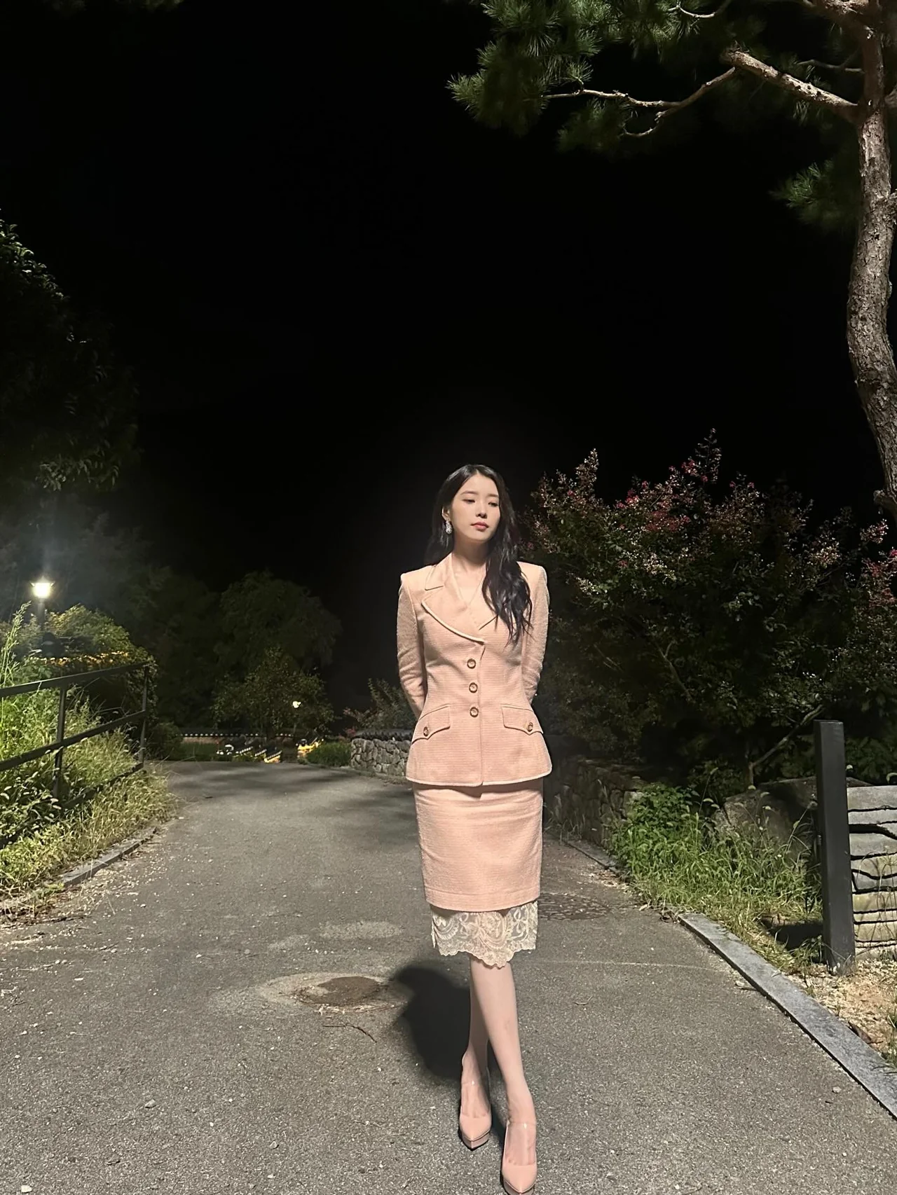 핑크 트위드 재킷 세트업, 레이스 트리밍 미디 타이트 스커트, 핑크 포인티드 토 펌프스 야외 전신 컷 / 사진=아이유 인스타그램 (@dlwlrma)