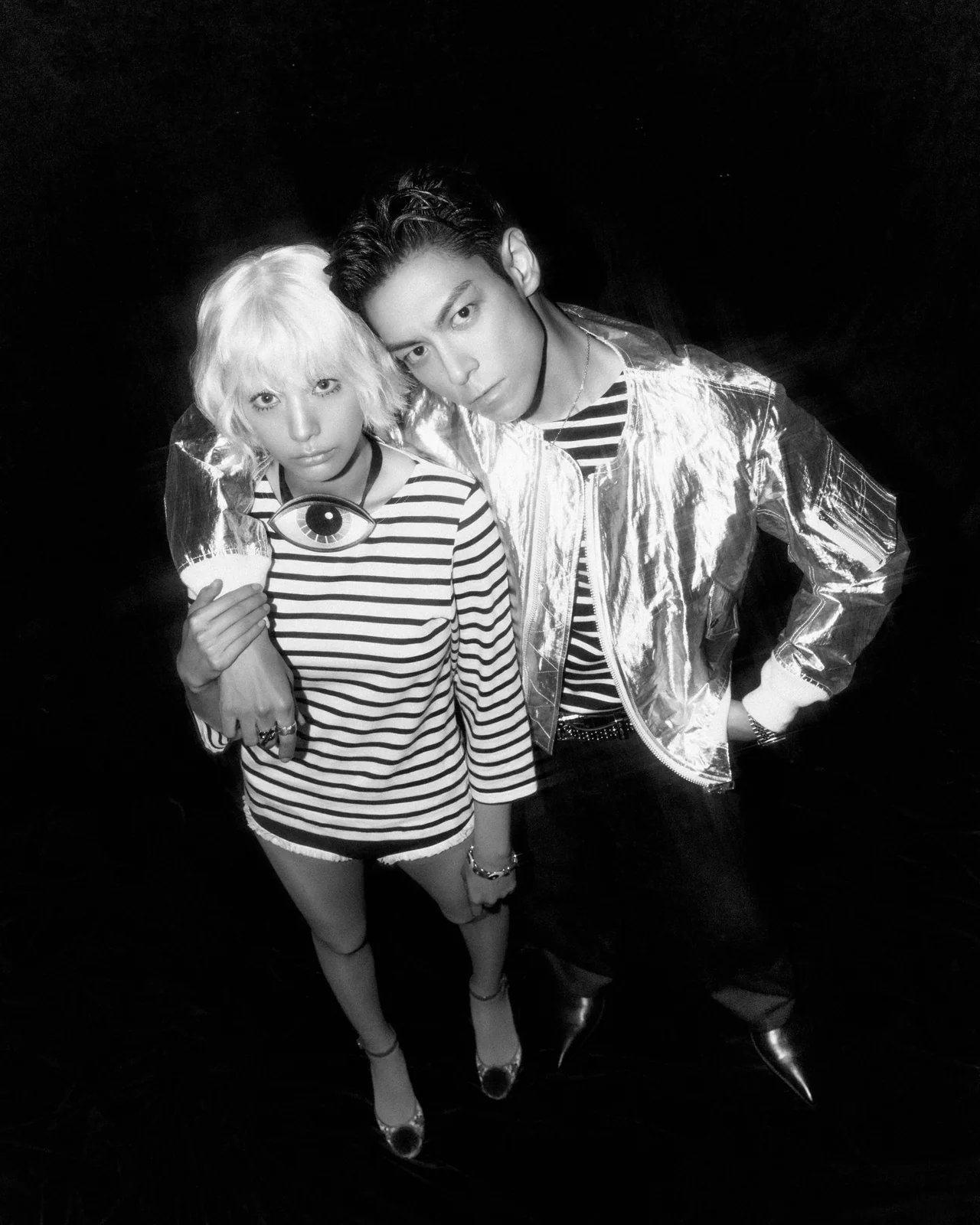 블랙 앤 화이트 스트라이프 미니 원피스(나나) + 실버 메탈릭 집업 재킷(탑), '완전 미쳤어!' 뮤직비디오 흑백 화보 / 사진=나나 인스타그램 (@jin_a_nana)