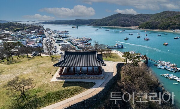 ▲항구 언덕 위에 자리한 충청수영성 모습. /사진-보령시