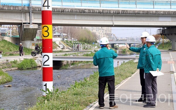 ▲동남구 다가동 일원 천안천 현장점검 모습. /사진-충남도