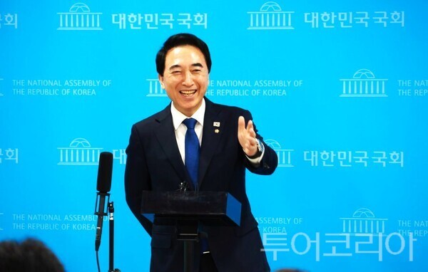 ▲더불어민주당 충남도지사 결선 주자인 박수현(충남 공주·부여·청양) 국회의원이, 거친 정치 언어가 난무하는 시대 속에서 ‘말의 품격’을 지켜온 공로로 다시 한 번 주목받고 있다. /사진-박수현 의원실