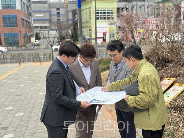 송승환 인천 서구의회 의장과 모경종 국회의원이 지난 9일, 검단신도시 아라역 일대의 상습 교통 정체 문제를 해결하기 위한 현장 점검을 하고 있다.