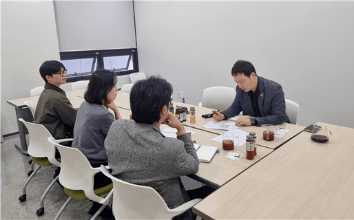 ▲이진환 남양주시의원(오른쪽)이 시의회에서 GH 관계자들과 다산 복합커뮤니티센터 조기 완공 방안을 논의하고 있다.