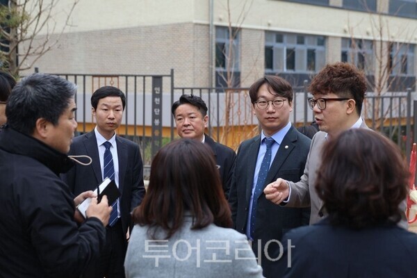 단봉중 통학로 점검하는 모경종 국회의원과 서구의원들