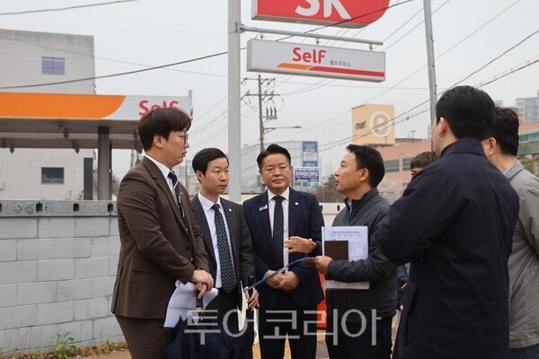 단봉중 통학로 점검하는 모경종 국회의원과 서구의원들