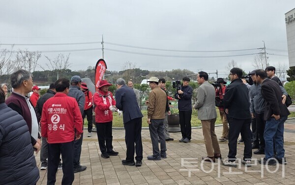 ▲최민호 세종시장 예비후보가 ‘참회와 혁신’을 내걸고 시작한 100km 도보행군이 반환점을 돌며 거리 곳곳에서 시민들과 소통의 시간을 갖고 있다. /사진-최민호 예비후보 캠프