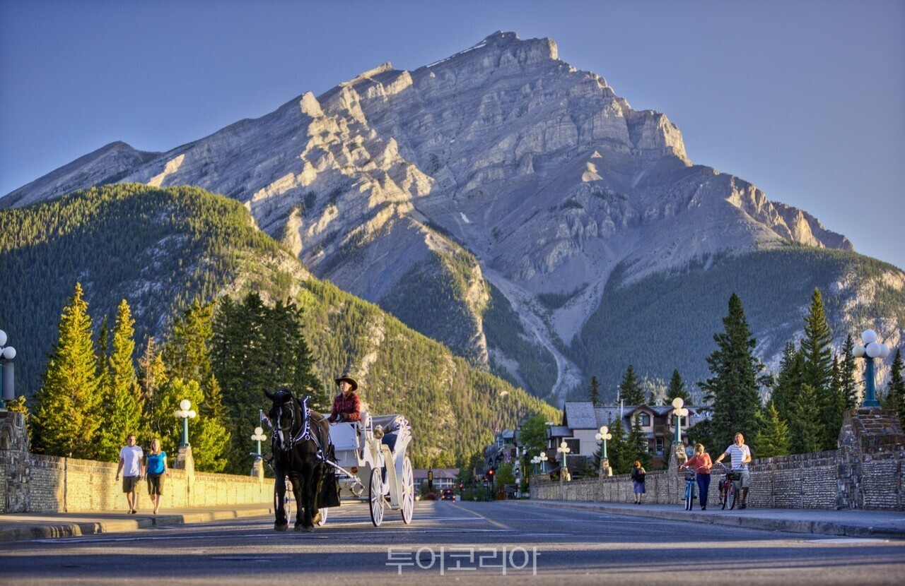 밴프 타운 ⓒ Banff Lake Louise Tourism Paul Zizka /사진-캐나다관광청