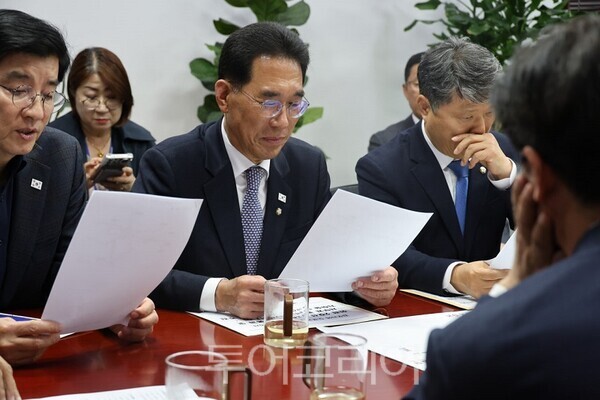 더불어민주당 김주영 의원이 지난 10일 김윤덕 국토교통부 장관을 만나 ‘인천 2호선 예타 통과 및 서부권 광역급행철도(GTX-D)·지하철 5호선 김포 연장’사업의 조속 추진을 건의하고 있다.