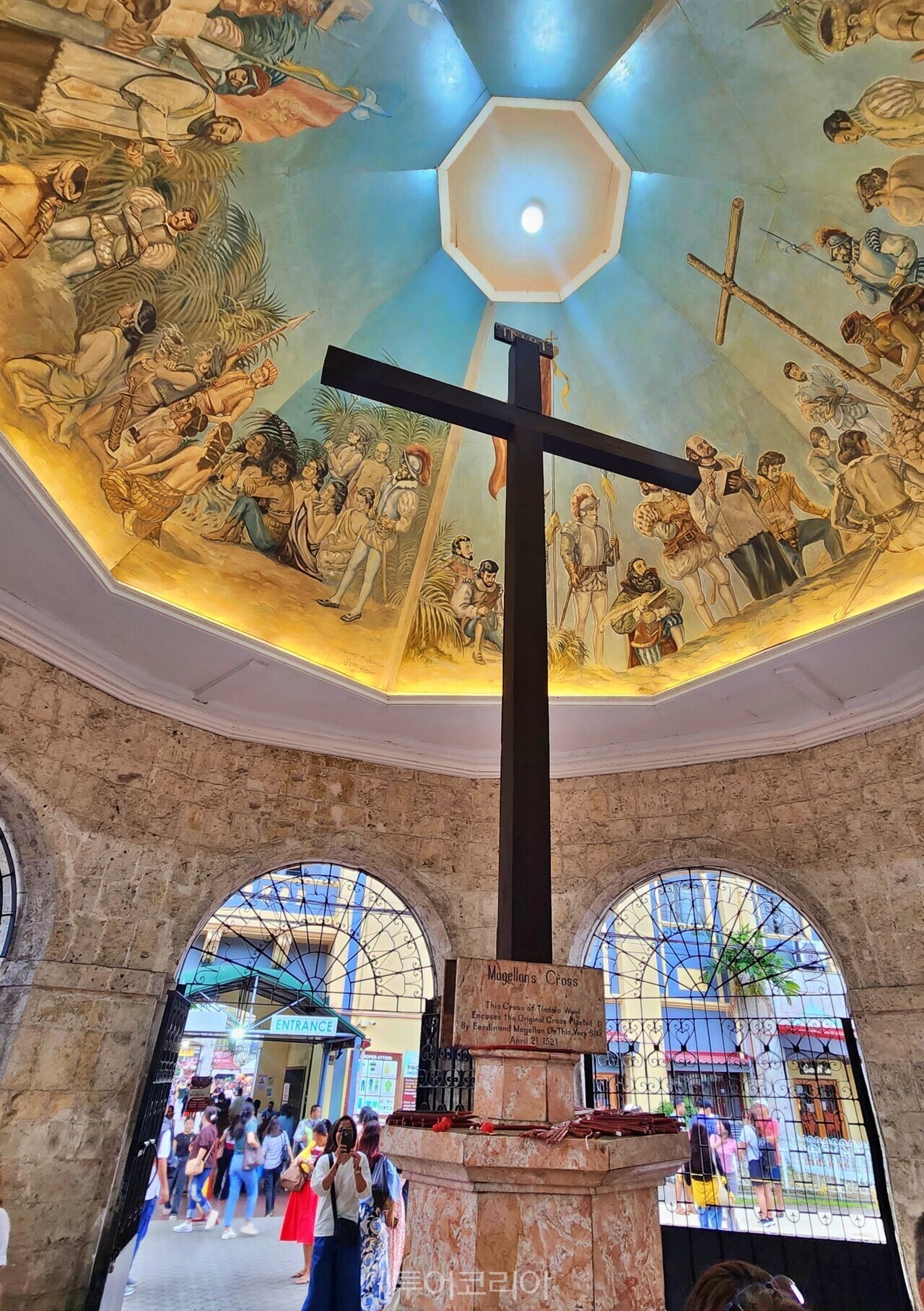   성당 앞에서 마젤란 일행이 세부에 도착해 세운 500년 된 나무 십자가가 눈길을 끈다. /사진-투어코리아