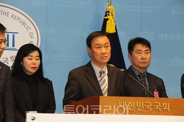 재외(세계)한국학교이사장협의회 이상철 회장이 13일 국회 소통관에서 기자회견을 열고 재외국민 자녀들이 처한 열악한 교육 환경을 고발하고 있다. 2026.04.13. / 투어코리아 이창호 기자