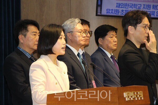 백숭아 국회의원이 재외(세계)한국학교이사장협의회와 13일 국회 소통관에서 기자회견을 열고 있다. 2026.04.13. / 투어코리아 이창호 기자