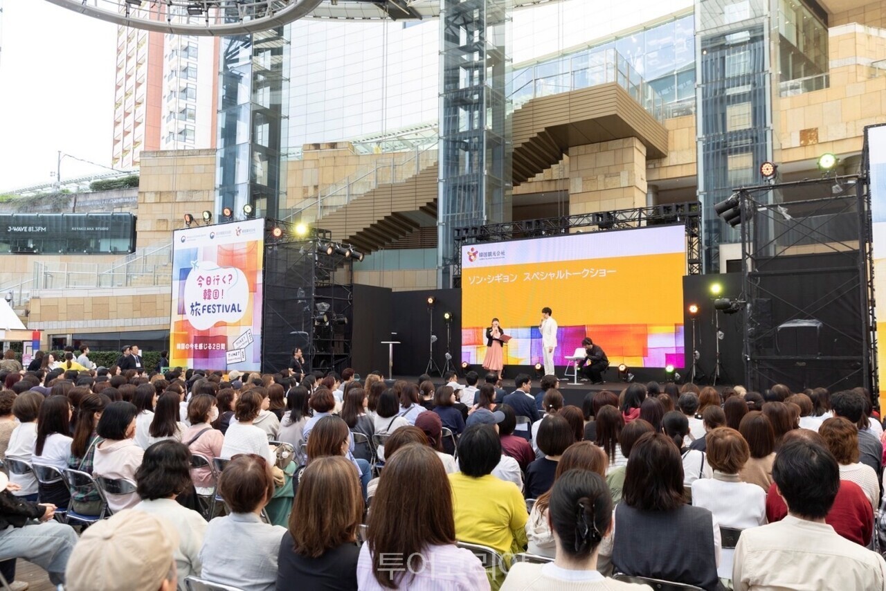 한국관광 명예홍보대사로 선정된 가수 성시경이 토크쇼를 진행하고 있다/사진-한국관광공사
